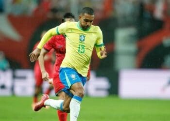 Jogador do Brasil em ação no campo.
