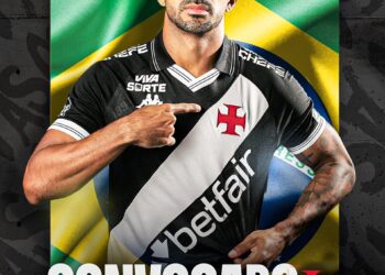 Convocado pelo Vasco, jogador aponta para escudo.
