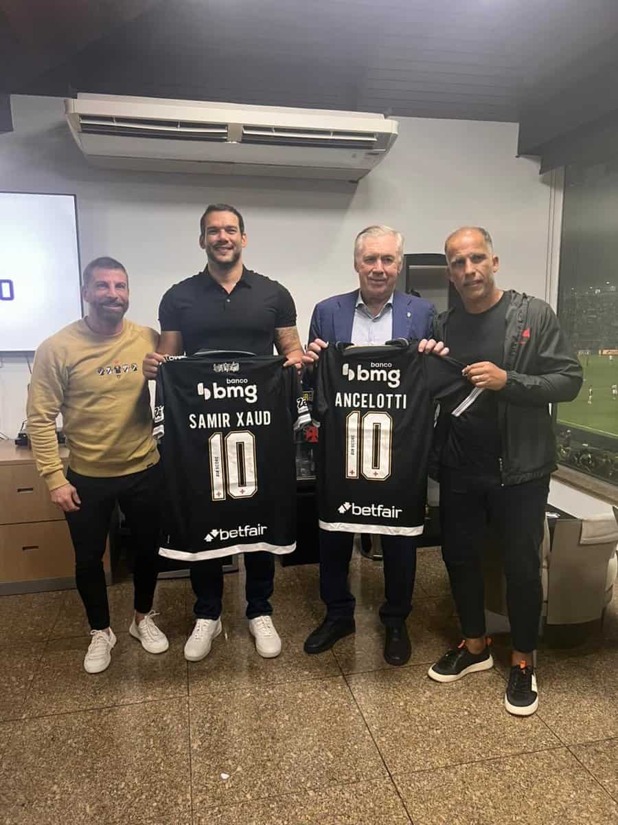 Jogadores do Vasco com camisas de jogo.