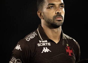 Jogador do Vasco com uniforme preto e detalhes brancos e vermelhos.