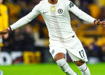 Goleiro do Chelsea comemorando gol emocionante.