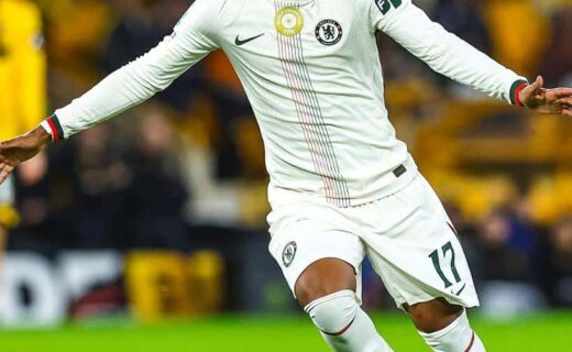 Goleiro do Chelsea comemorando gol emocionante.