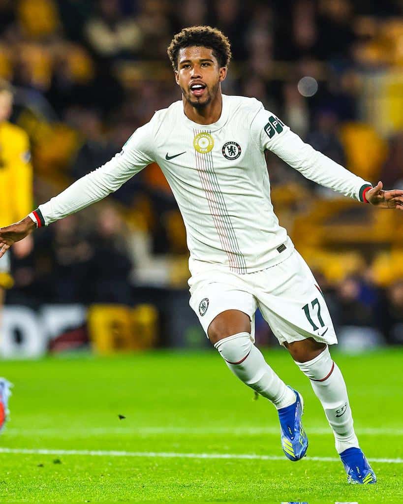 Goleiro do Chelsea comemorando gol emocionante.