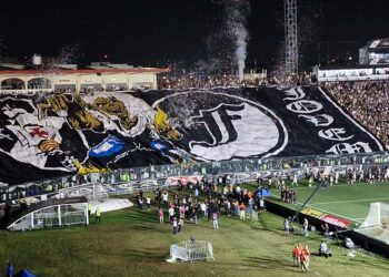 Novo bandeirão da Força Jovem estreou no confronto contra o São Paulo; confira as imagens.