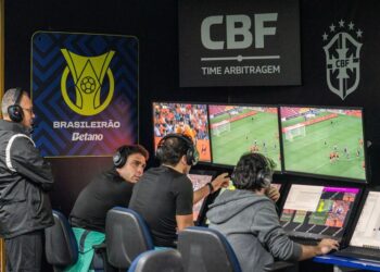 Arbitro assistindo análise de vídeo.