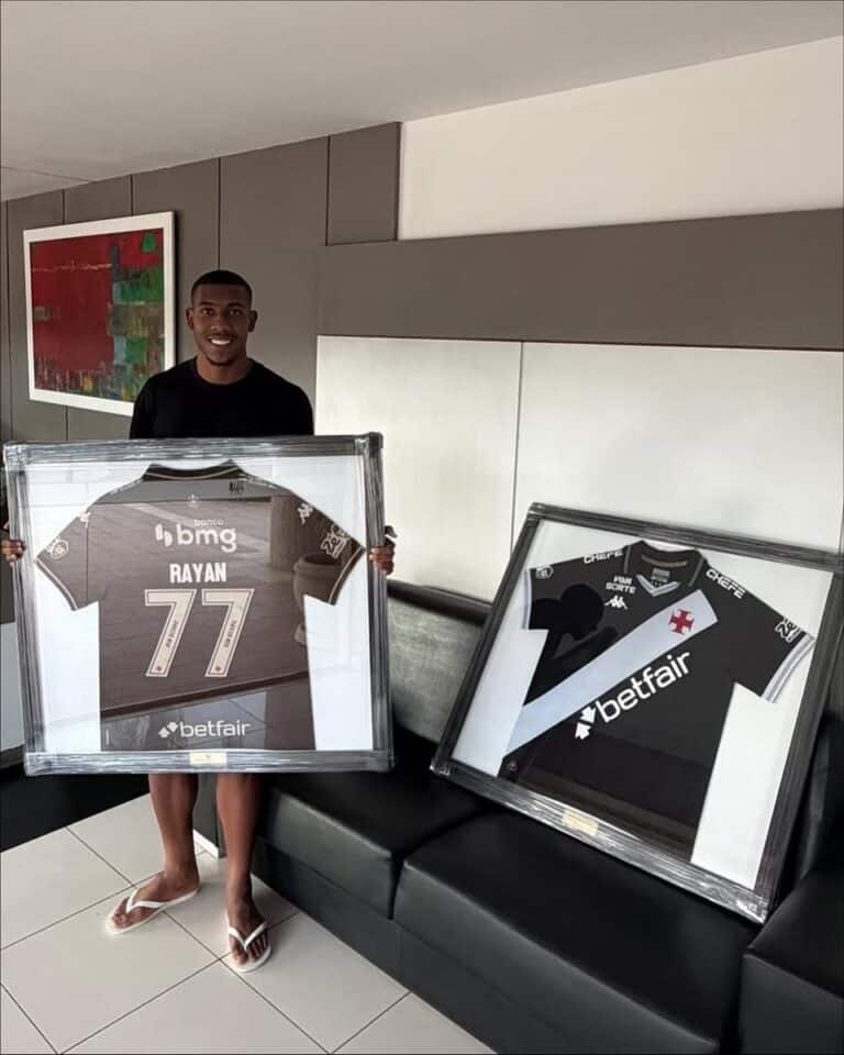 Futebol relacionado ao Vasco com quadros de camisetas.