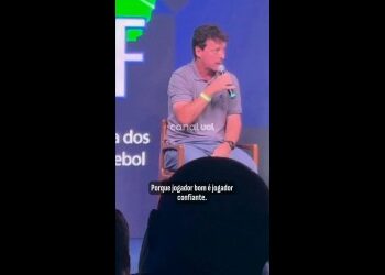 Jogador do Vasco em evento de futebol.