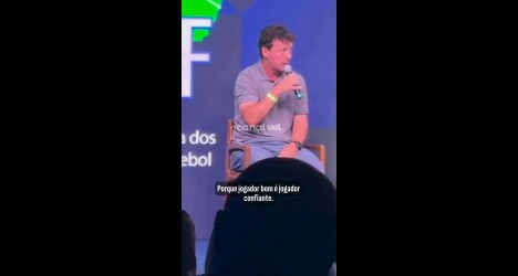 Jogador do Vasco em evento de futebol.