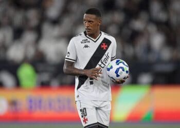 Jogador do Vasco segurando a bola em campo.