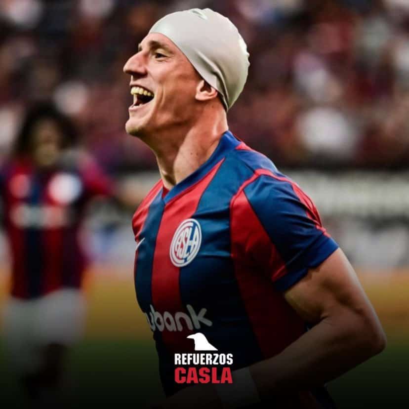 Vasco jogar com uniforme tradicional vermelho e preto.