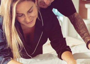 Pessoas em hospital, acompanhando um bebê.