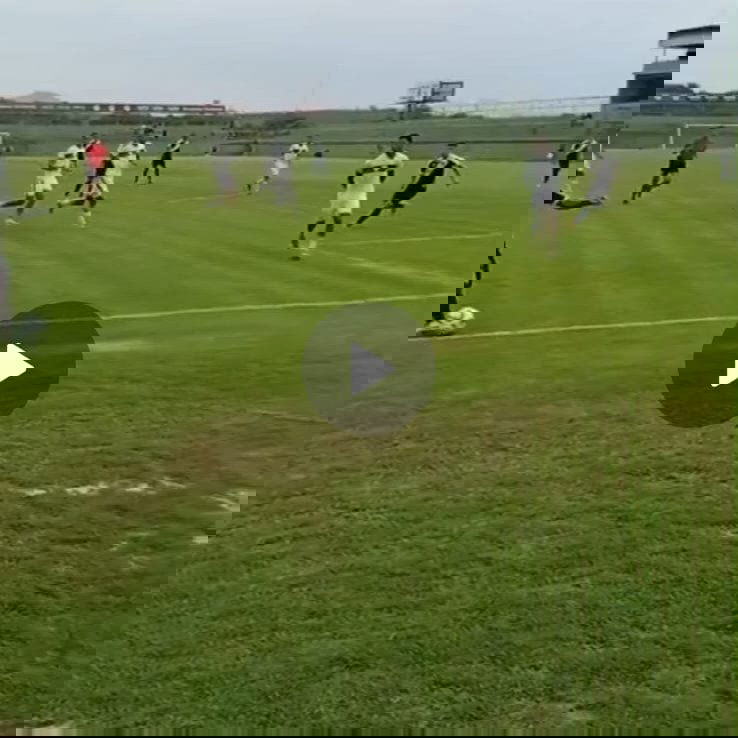 20251105-155908-2-1 Jogadores do Vasco treinando em campo ao ar livre.