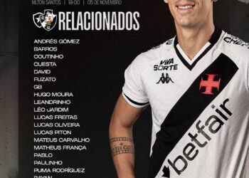 Pronunciado jogador do Vasco com placa de destaque.