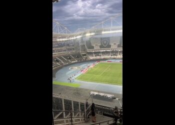 Estádio do Vasco da Gama em dia de jogo.