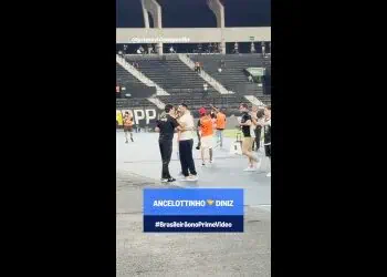 Casal apoiando o Vasco no estádio.