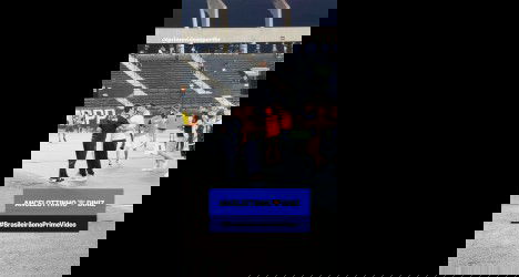 Casal apoiando o Vasco no estádio.