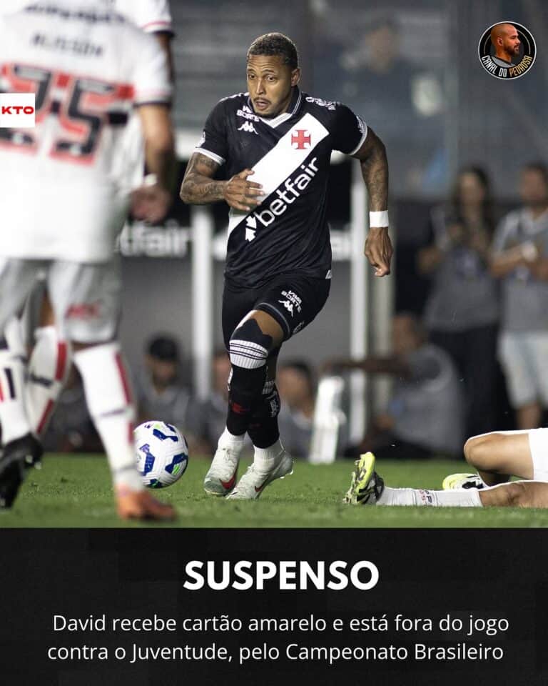 Menino jogando futebol, com bola e uniforme do Vasco.
