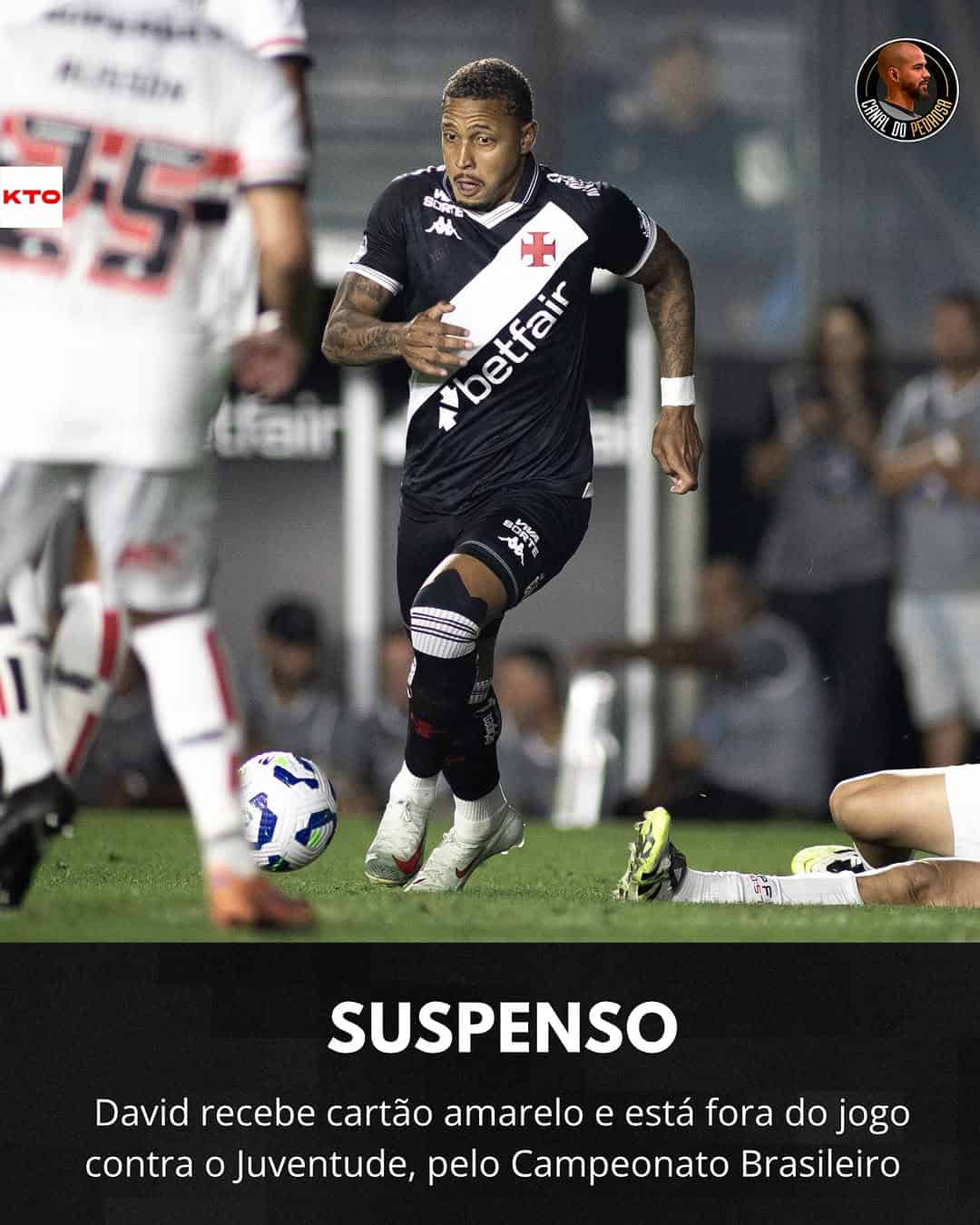 Menino jogando futebol, com bola e uniforme do Vasco.