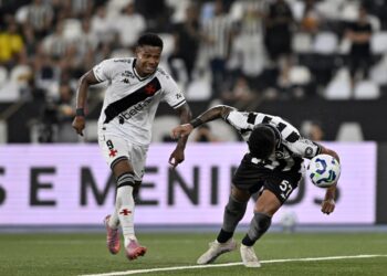 Matheus França faz sua segunda partida improvisado e revela a escassez de volantes no elenco do Vasco.