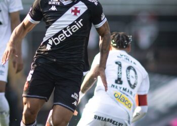 Corsário Vasco com bola no campo.