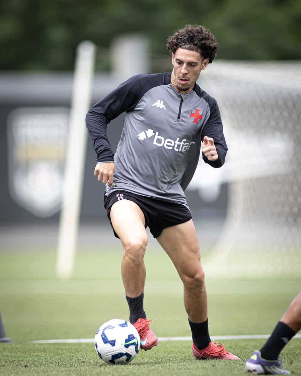 Jogador treinando com bola no campo.