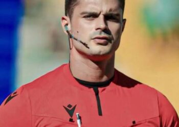 Árvore de Natal decorada com luzes coloridas na sala de estar.