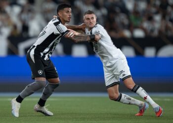 Vasco da gama em campo, disputa de bola entre jogadores.