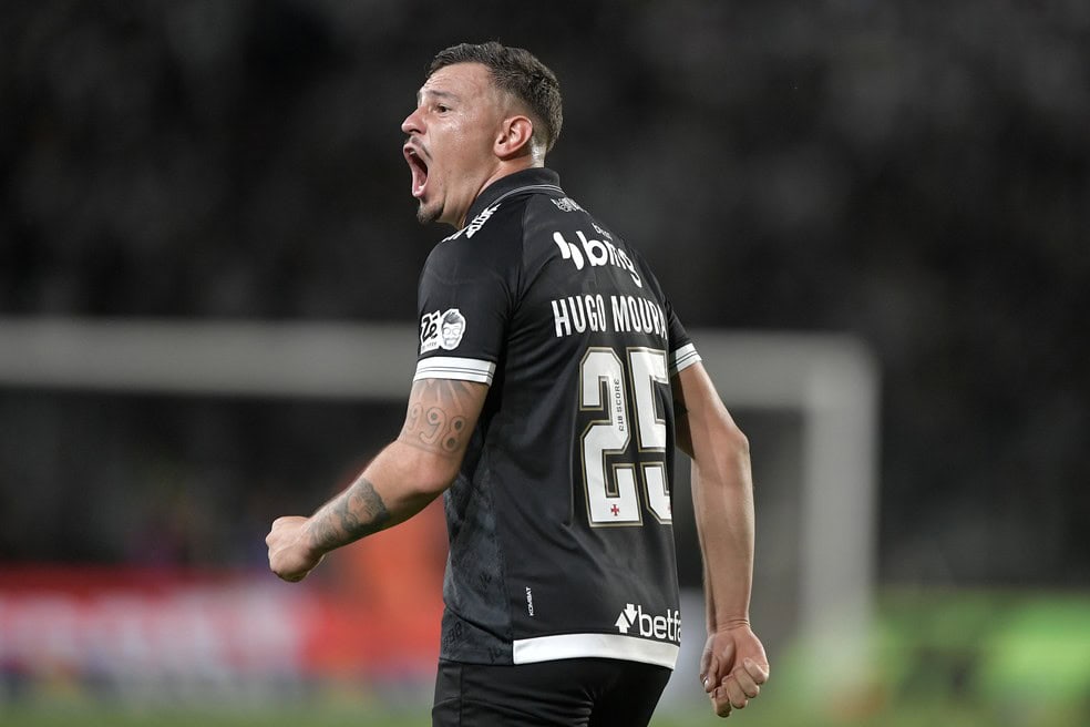 Jogador do Vasco comemorando gol em campo.