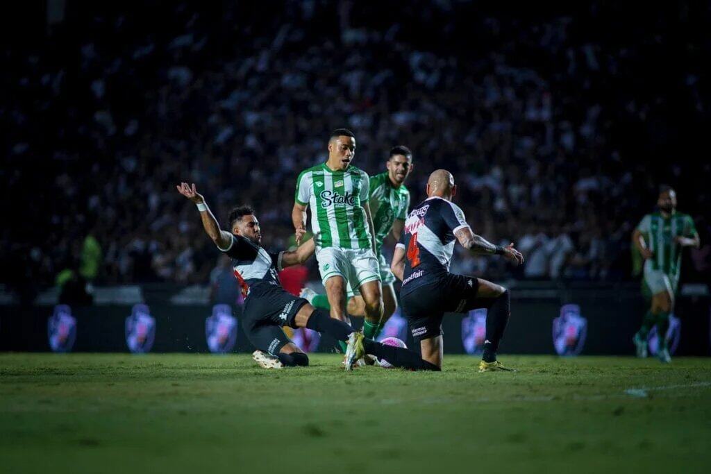 Jogadores do Vasco e adversários disputam a bola na partida.