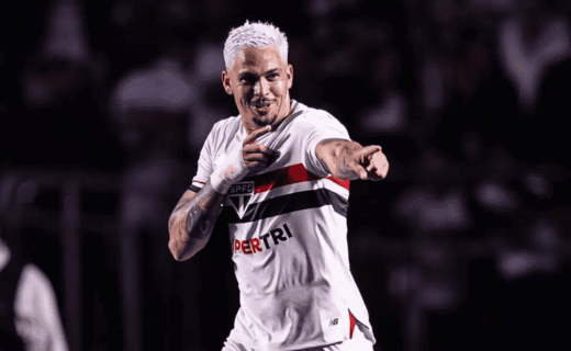 Jogador do São Paulo comemorando gol em campo.