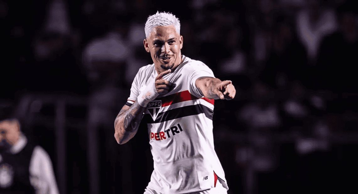 Jogador do São Paulo comemorando gol em campo.