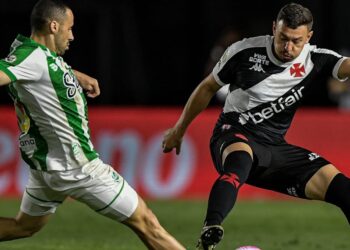 Jogo de futebol entre times vascaíno e adversário, jogadores em ação.