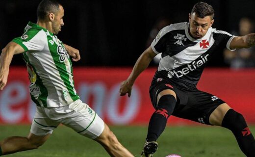 Jogo de futebol entre times vascaíno e adversário, jogadores em ação.