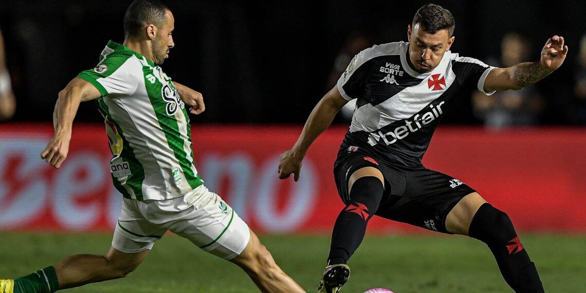 Jogo de futebol entre times vascaíno e adversário, jogadores em ação.