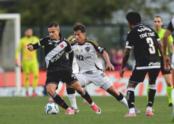 Além das voltas de Paulo Henrique e Nuno Moreira, Vasco pode ter novos ajustes para o duelo contra o Juventude.