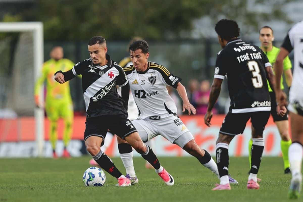 Jogadores do Vasco e Atlético Mineiro disputando a bola durante jogo.