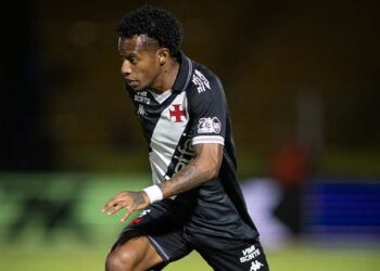 Jogador do Vasco correndo em campo.