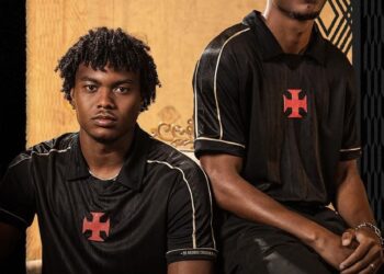 - Jovens com camiseta do Vasco.