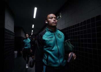 Jogador do Vasco caminhando no túnel de acesso.