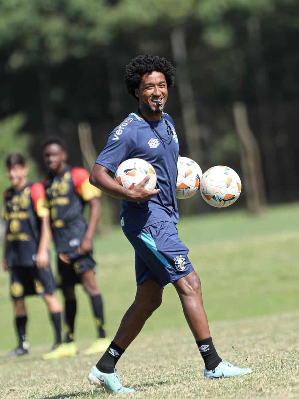 Filename: homem com bola de futebol no campo.jpg.