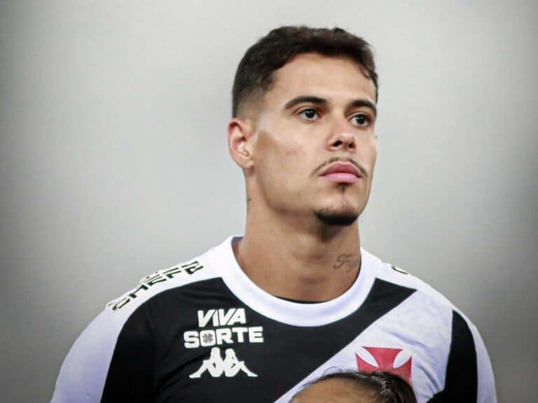 Jogador do Vasco com uniforme preto e branco.