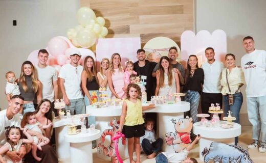 Festa infantil com crianças e adultos sorrindo juntas.