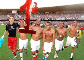 Jogadores do Vasco comemorando no campo.