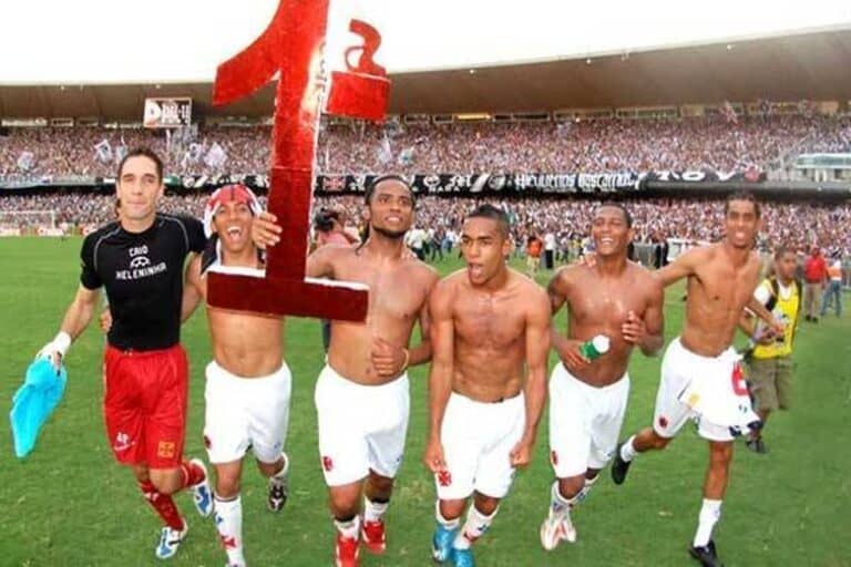 Jogadores do Vasco comemorando no campo.