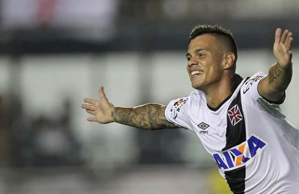 - Jogador do Vasco comemorando gol.