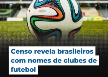 Futebol com bola de cores vibrantes em gramado de estádio.