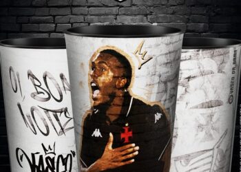 Camiseta do Vasco com jogador comemorando gol.