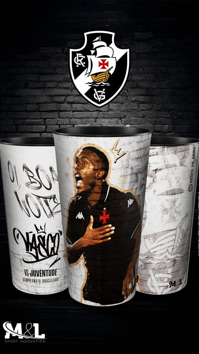 Camiseta do Vasco com jogador comemorando gol.