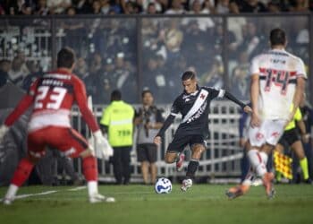 Jogador do Vasco em ação com a bola durante partida.