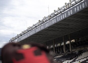 Estádio do Vasco com arquibancada e torcida.